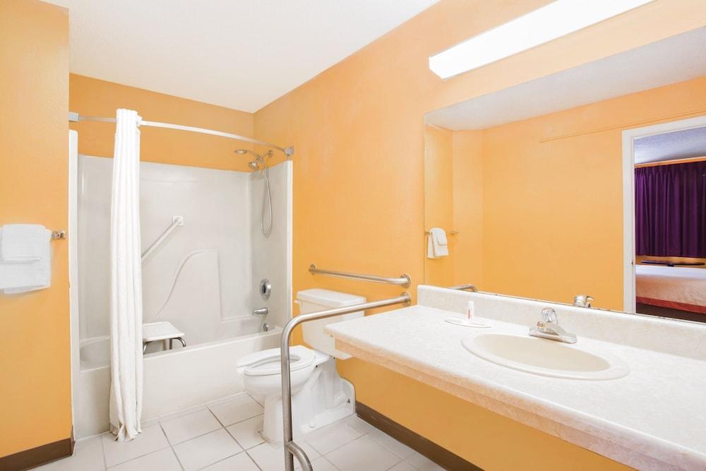 Americas Best Value Inn Darien Exterior photo