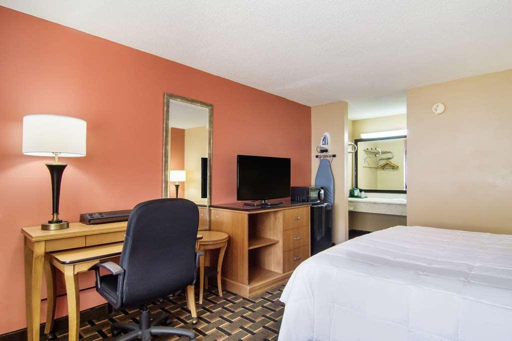 Americas Best Value Inn Darien Room photo