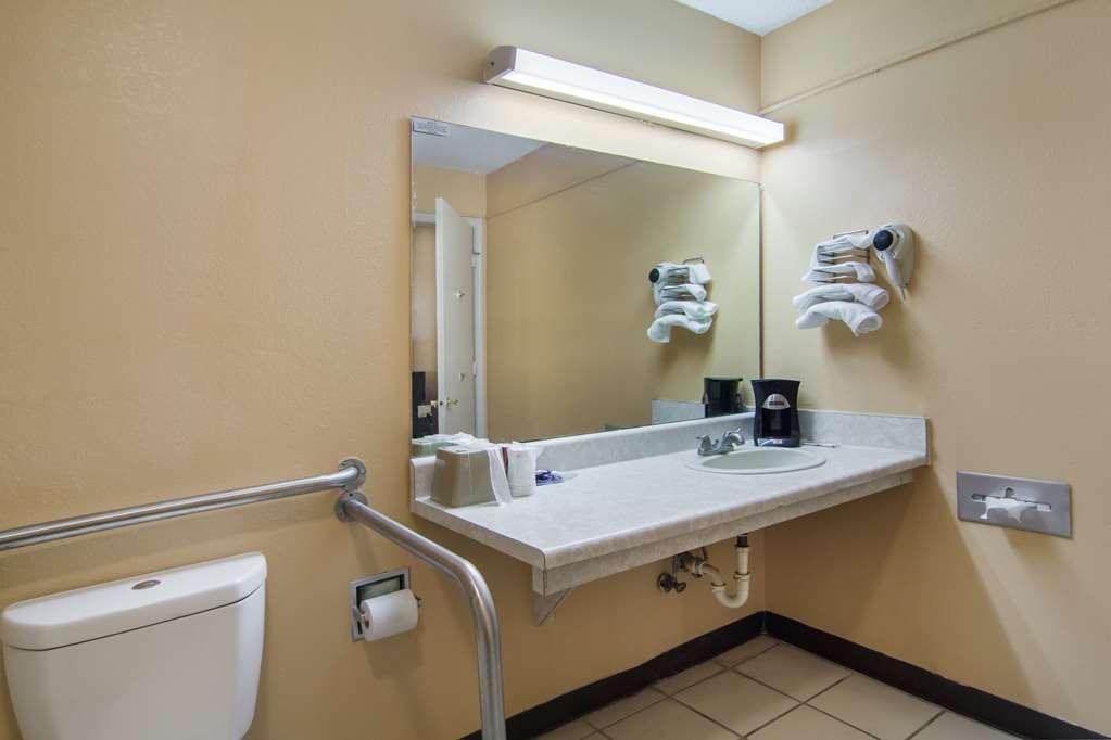 Americas Best Value Inn Darien Exterior photo