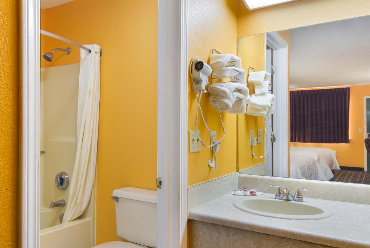 Americas Best Value Inn Darien Exterior photo