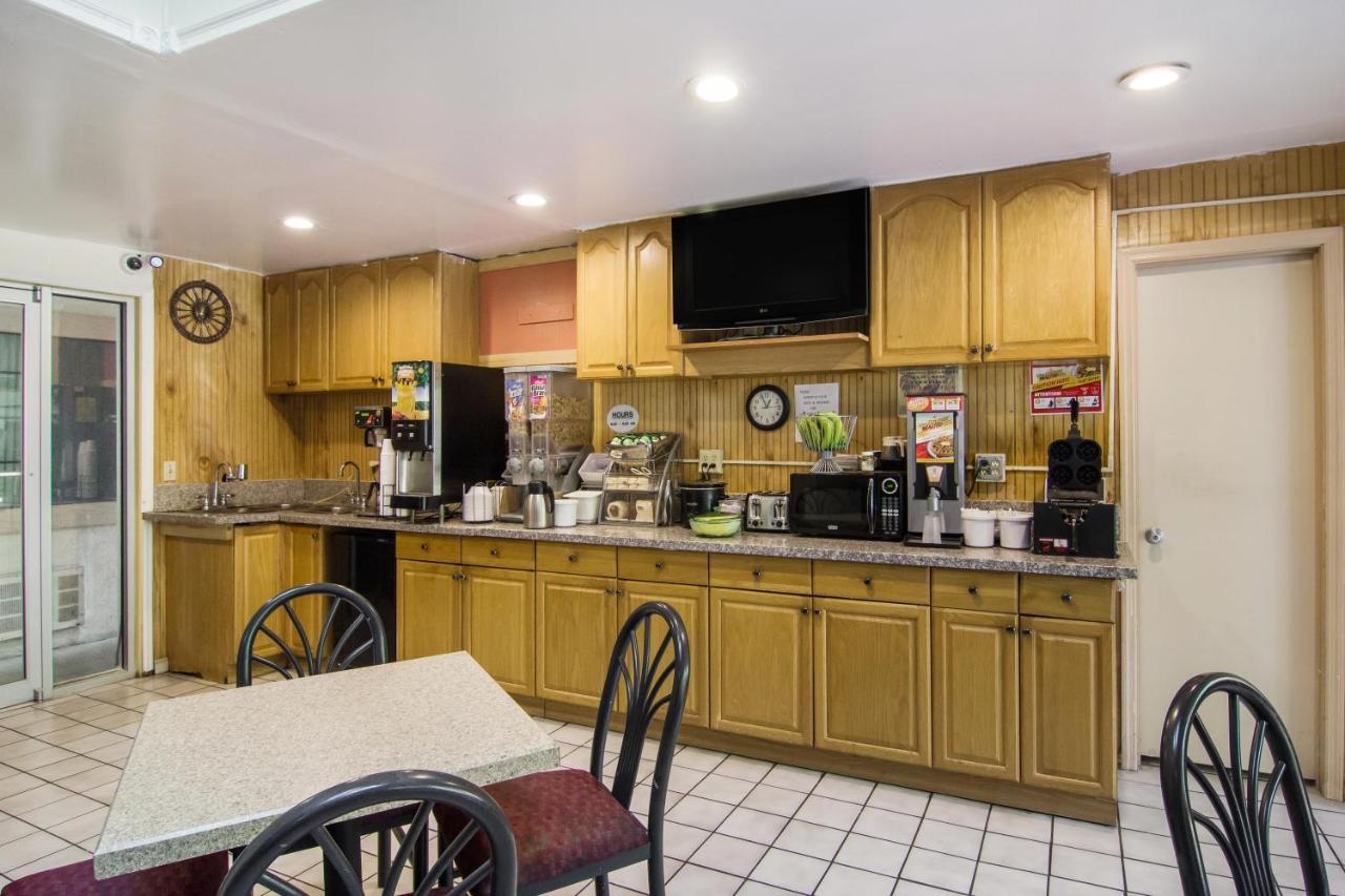 Americas Best Value Inn Darien Exterior photo