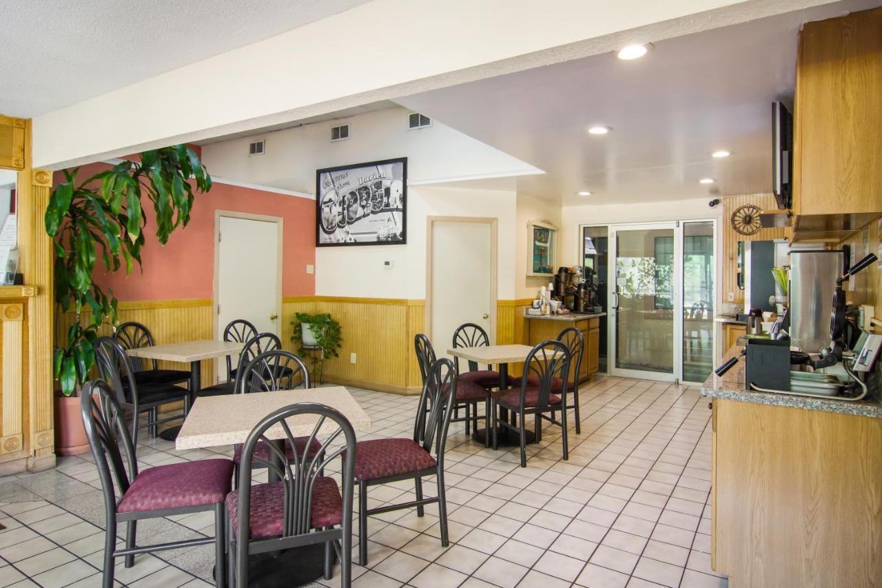 Americas Best Value Inn Darien Exterior photo