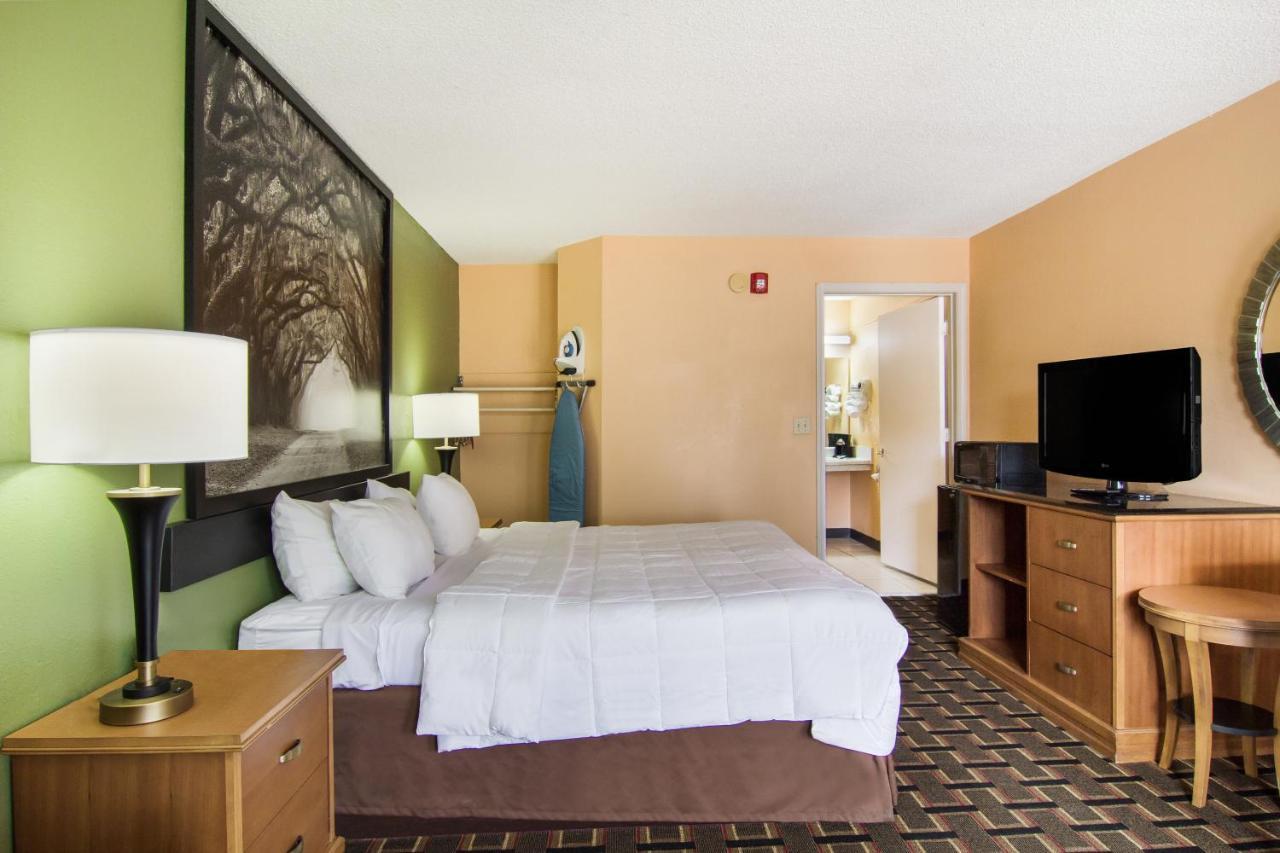 Americas Best Value Inn Darien Exterior photo
