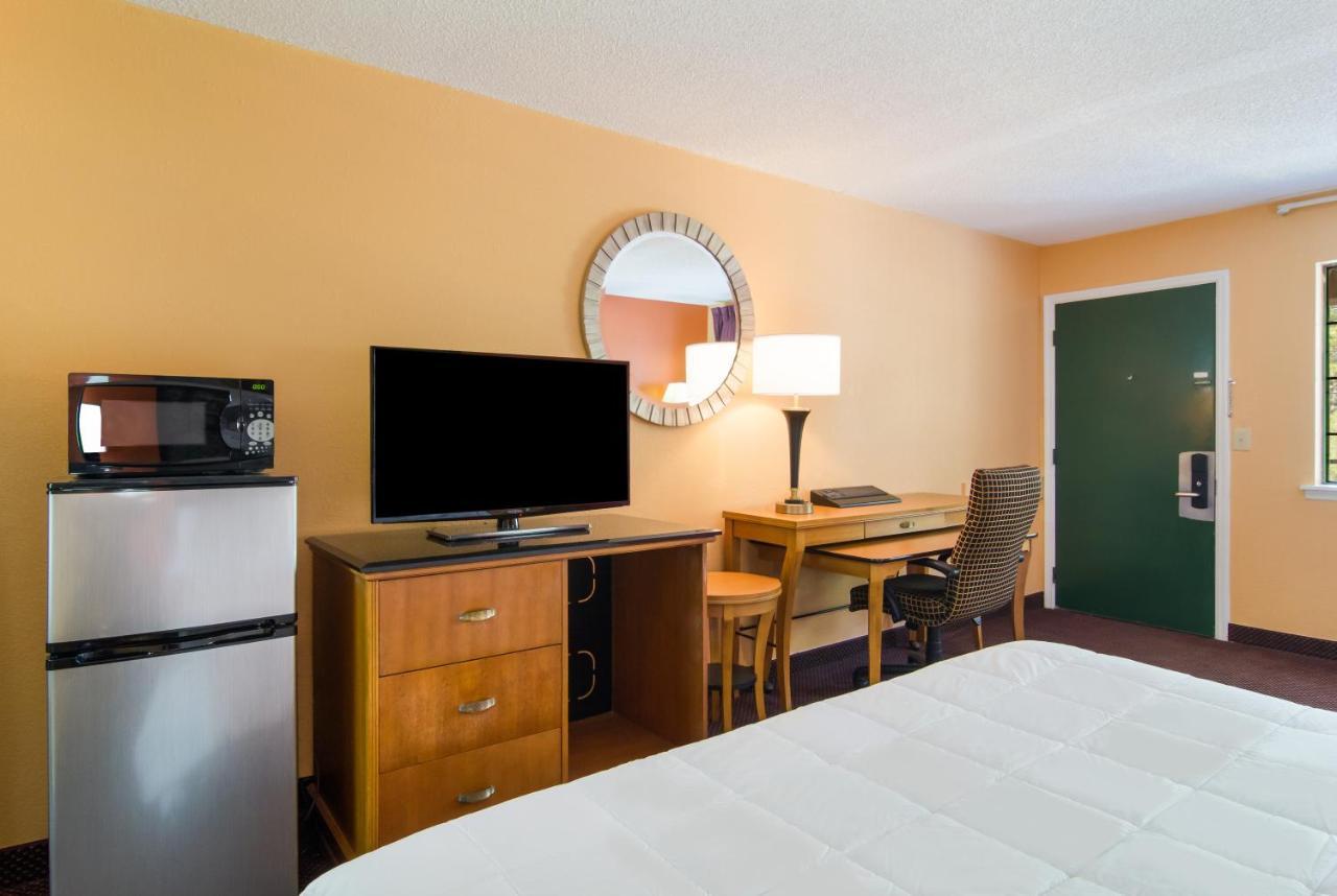 Americas Best Value Inn Darien Exterior photo