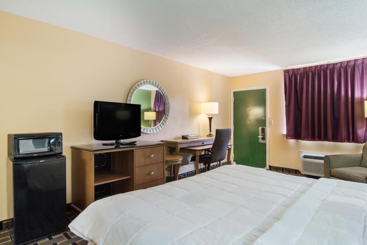 Americas Best Value Inn Darien Exterior photo